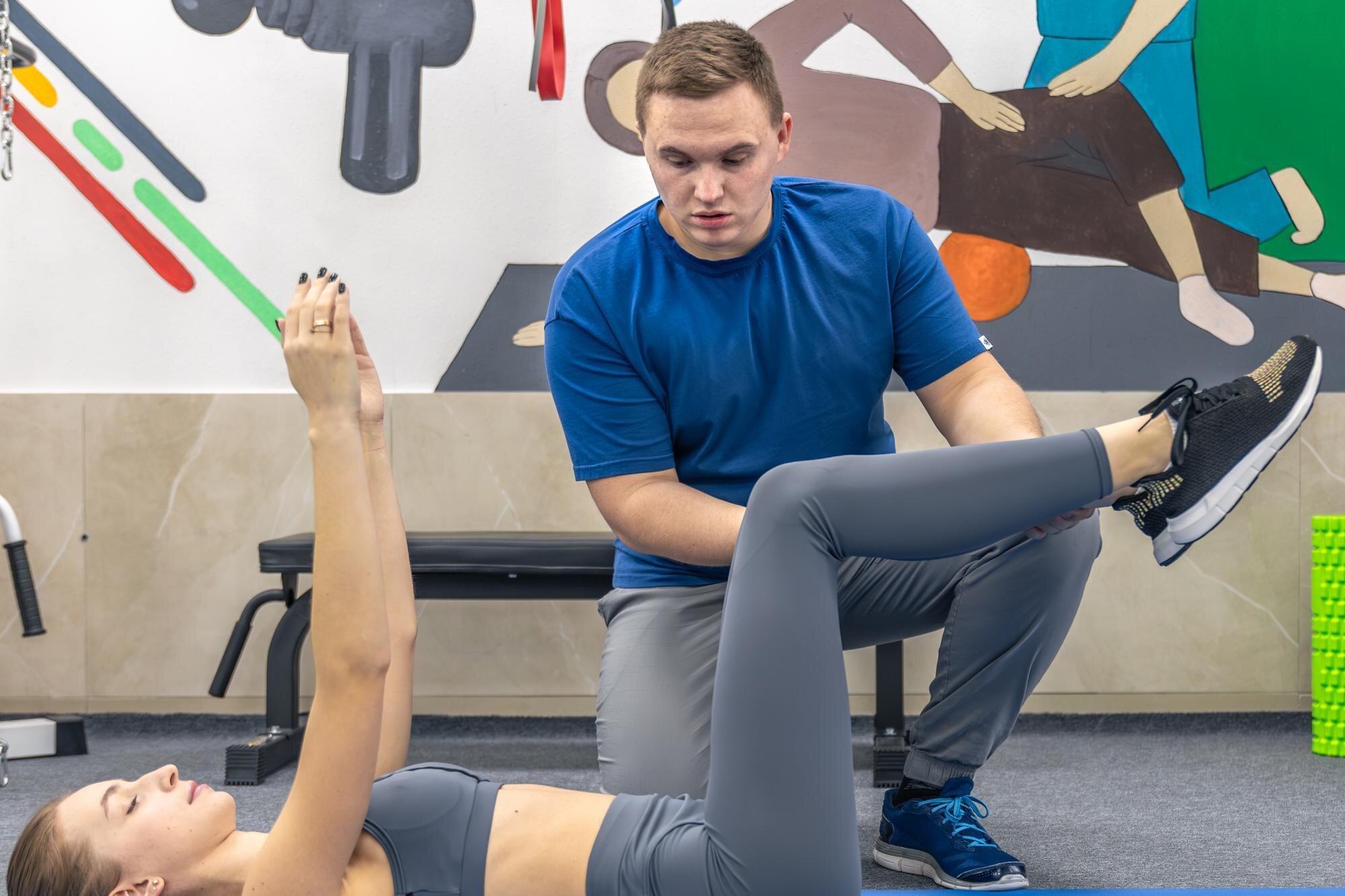 Especialista explicando la estructura articular y la importancia del movimiento en la recuperación funcional